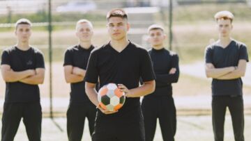 UKS Siódemka Bielawa triumfuje na turnieju piłkarskim