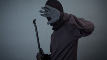 Młody mężczyzna zatrzymany po kradzieży pluszaka w Ząbkowicach Śląskich: Nietrzeźwy i poszukiwany