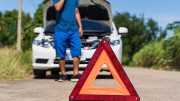 Zdarzenie drogowe w Bielawie: nietrzeźwy motocyklista zderzył się ze znakiem drogowym
