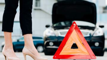 Scena kolizji na obwodnicy Bielawy – kierowca hondy uderzył w mazdę i próbował uciec