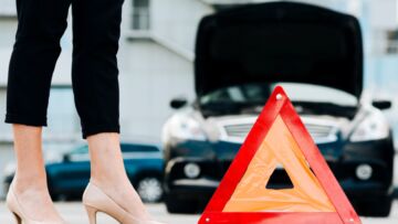 Nieszczęśliwy wypadek drogowy w Bielawie: kobieta potrącona przez samochód