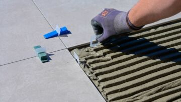 Jakie akcesoria do płytek ceramicznych są potrzebne przy montażu?